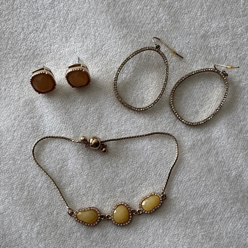 ๐ EUC Gold Tone Costume Jewelry Set โ Bracelet & Earrings